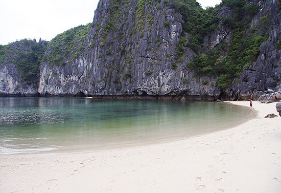 Ba Trai Dao Beach Travel Guide (Three Peaches Beach)