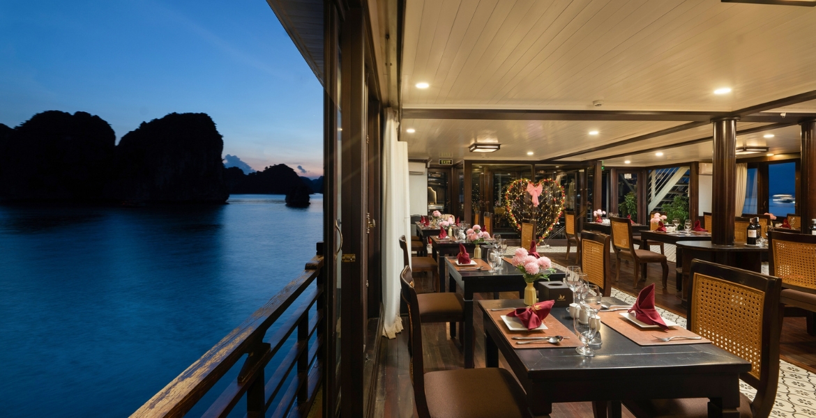 Restaurant on cruise